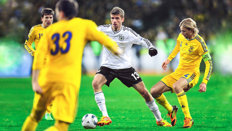 Thomas Müller gegen 3 ukrainische Spieler