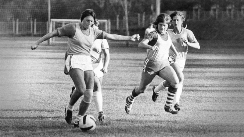 Voller Einsatz: Sybille Brüdgam von Turbine Potsdam im einzigen DDR-Länderspiel gegen die Tschechoslowakei.