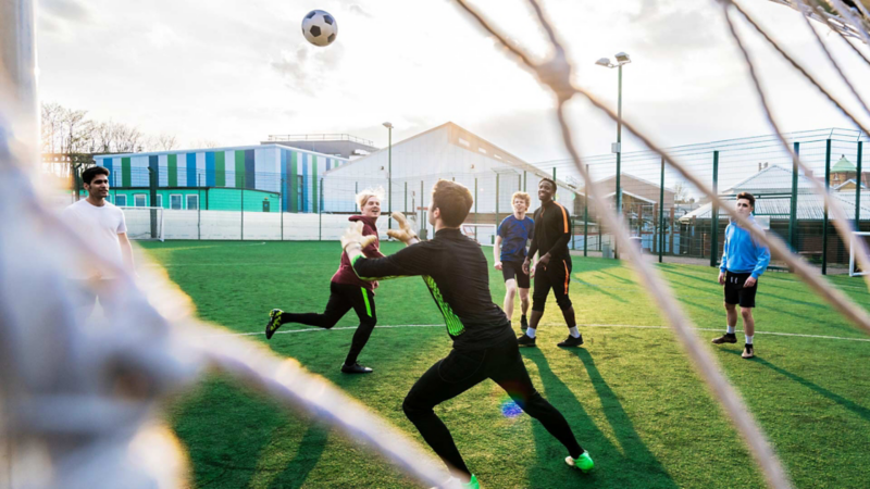 Spielszene auf einem Sportplatz