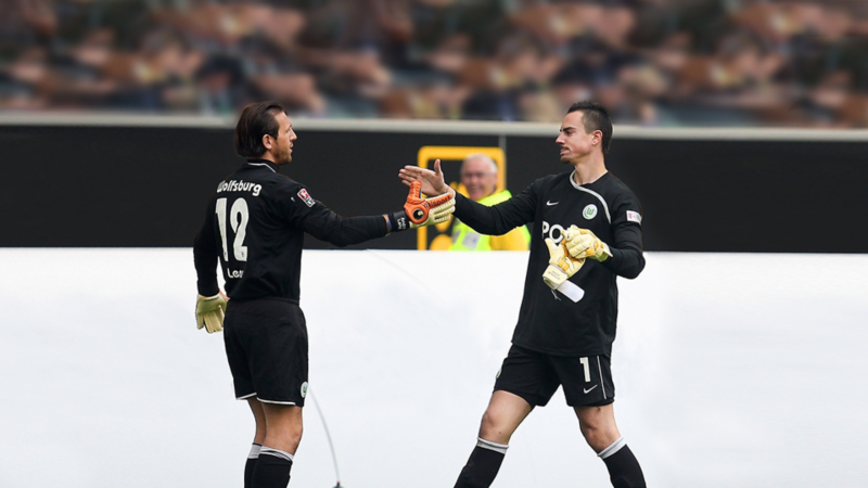 André Lenz vom VfL Wolfsburg wird eingewechselt und klatscht mit Torwart Diego Benaglio ab.