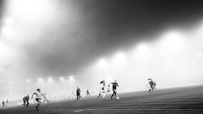 Flutlicht, Nebel, Kampf beim Frauenfußball