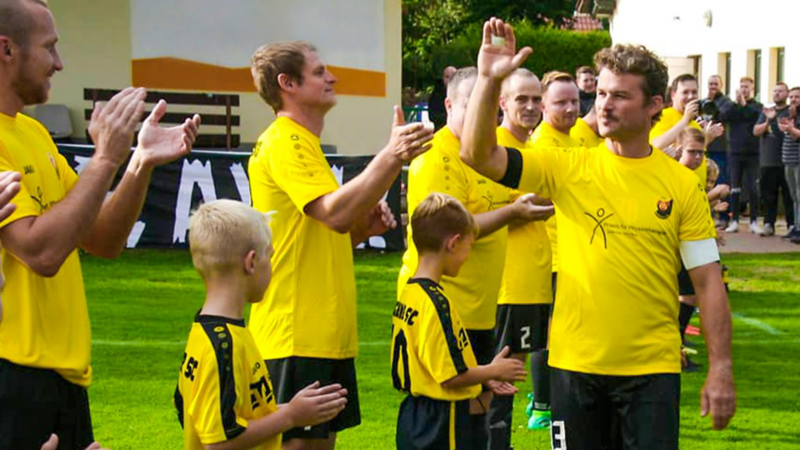 Abklatschen mit der Mannschaft