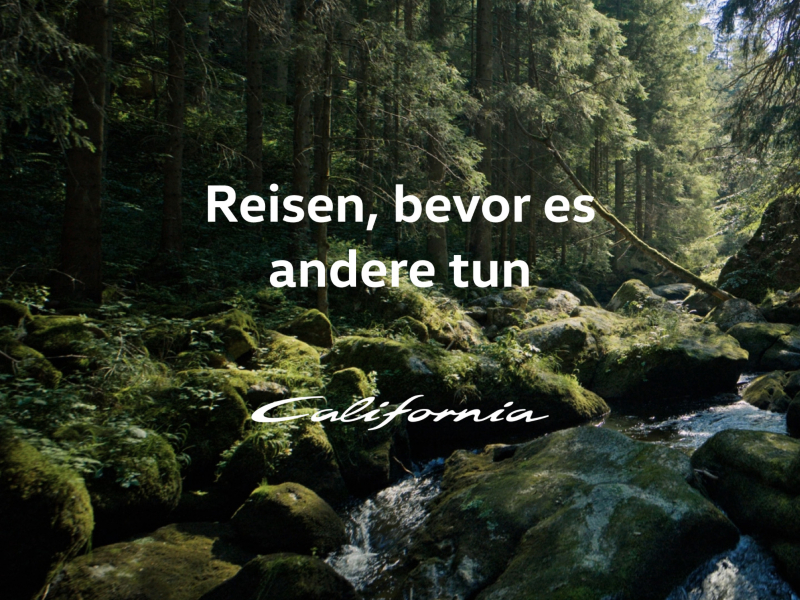 Weißer, handschriftlicher Schriftzug "California" in kursiver Schrift unter der Überschrift "Reisen, bevor es andere tun." Im Hintergrund ist eine ruhige Waldlandschaft mit einem sanft fließenden Bach.