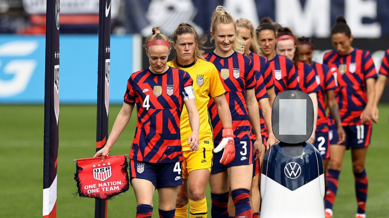 Die amerikanische Frauen Nationalmannschaft mit Champ