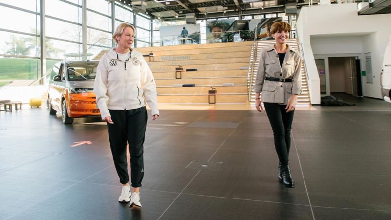 Martina Voss-Tecklenburg und Astrid Fontaine laufen neben einander
