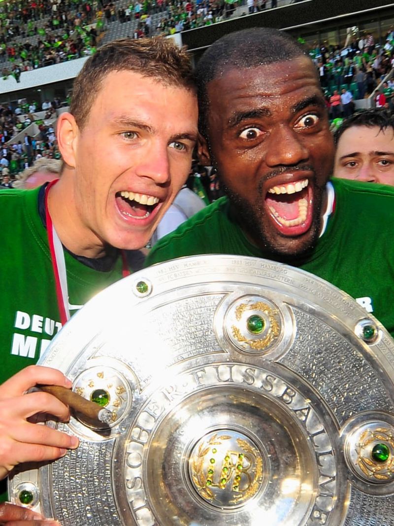 2009: Edin Dzeko und Grafite feiern die deutsche Meisterschaft mit der Meisterschale.