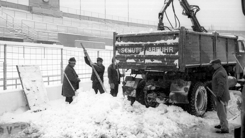 In einem Stadion wird der Schnee geräumt