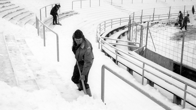 In einem Stadion wird der Schnee geräumt