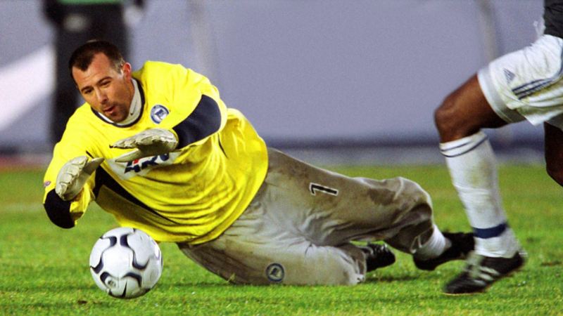 Torwart Gabor Kiraly sichert den Ball vor einem Schalker Spieler, 2003