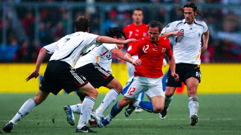 Tschechiens Zdenek Pospech im Zweikampf, Torsten Frings läuft dahinter