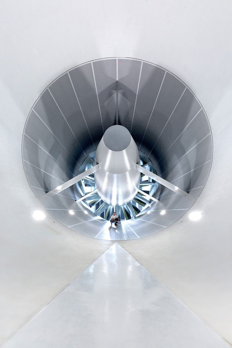 Windkanal-Turbine mit einem Mann davor
