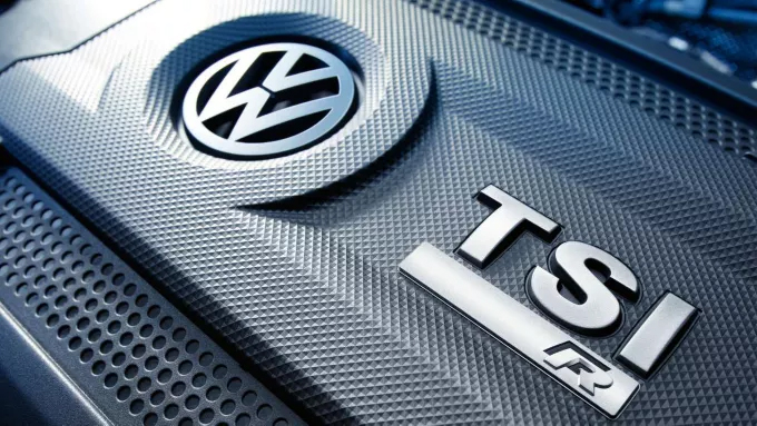  Gros plan sur un capot de moteur Volkswagen gris avec le logo VW et l'emblème "TSI R".