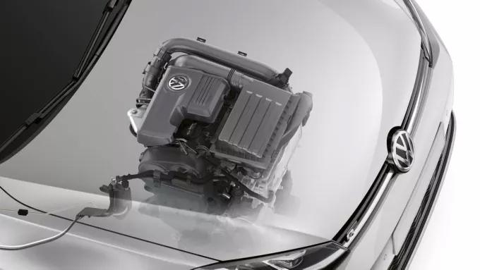  Gros plan sur un moteur de voiture Volkswagen visible à travers un capot transparent.