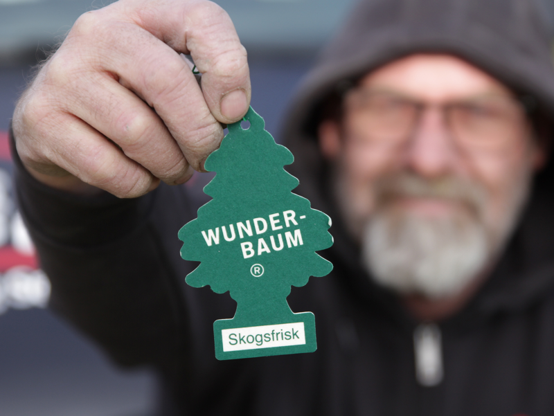Mand som holder en wunderbaum.