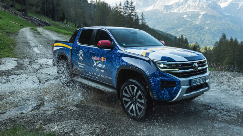 Un Amarok qui roule dans une flaque d'eau