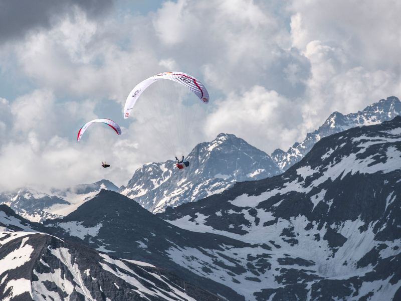 2 pilotes de parapente au-dessus des montagnes suisses