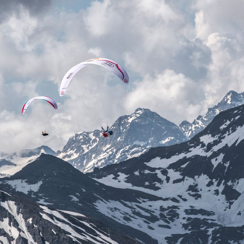 2 piloti di parapendio sulle montagne svizzere