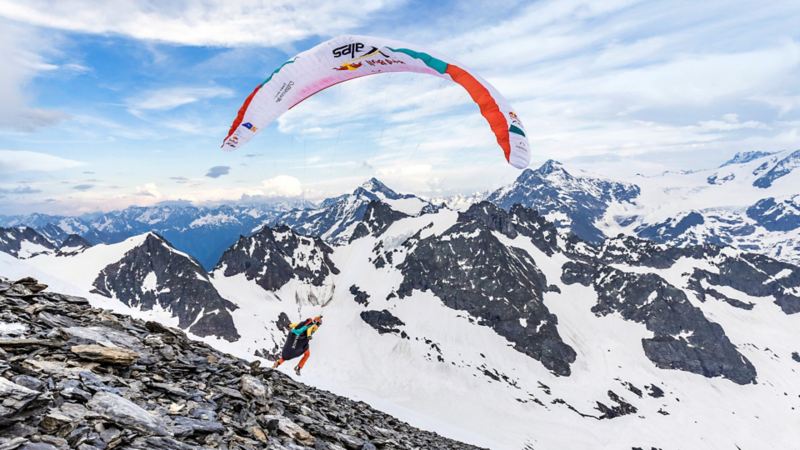 Christian Maurer vole en parapente entre les montagnes enneigées