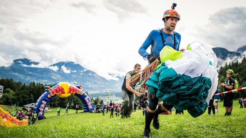Christian Maurer court avec son parapente