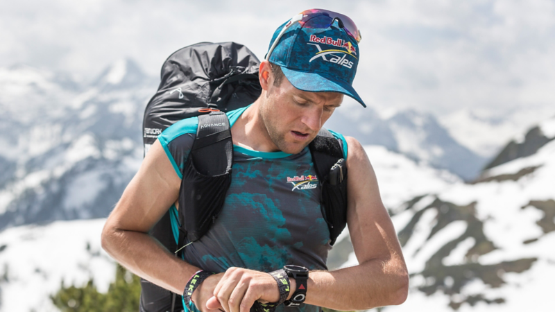 Portrait de Christian Maurer, qui regarde sa montre
