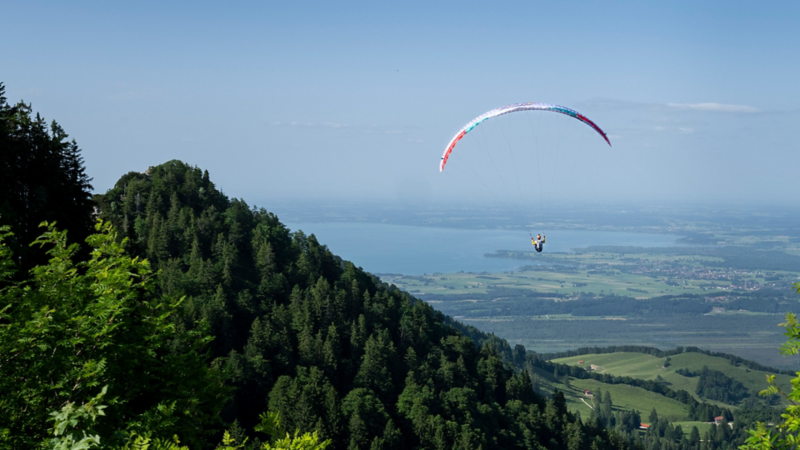 Christian Maurer en train de faire du parapente