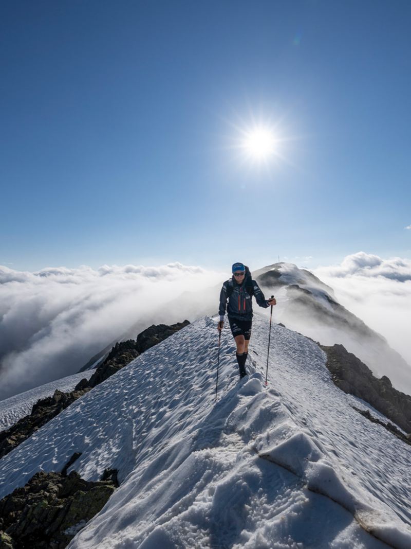 Christian Maurer cammina su una montagna nella neve