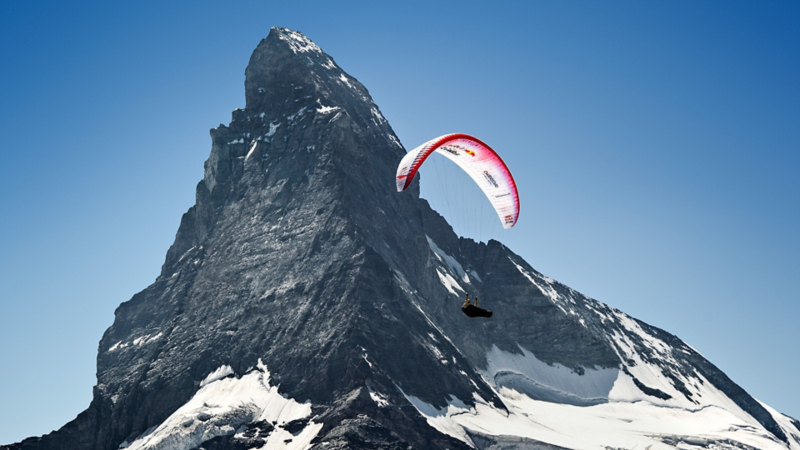 Christian Maurer en parapente entre les montagnes enneigées