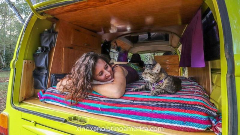 Imagen de Eva, quien junto con su pareja y gatos viajan por Latinoamérica en una combi.