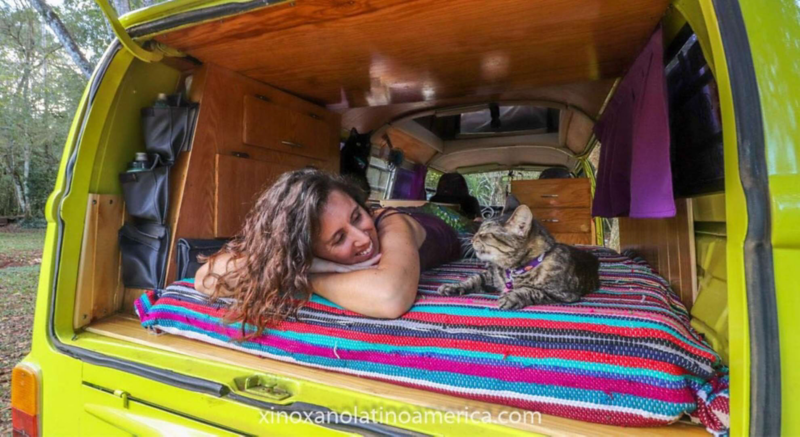Imagen de Eva, quien junto con su pareja y gatos viajan por Latinoamérica en una combi.