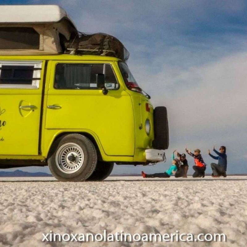 Combi de Volkswagen 1976 en la que viajan Xinoxano, una pareja de apasionados aventureros.