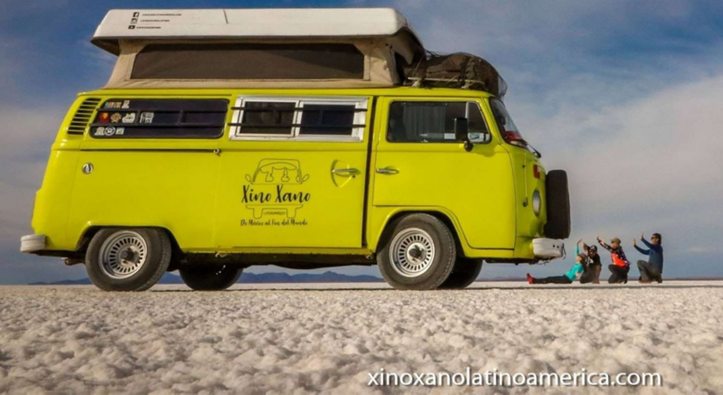 Combi de Volkswagen 1976 en la que viajan Xinoxano, una pareja de apasionados aventureros.