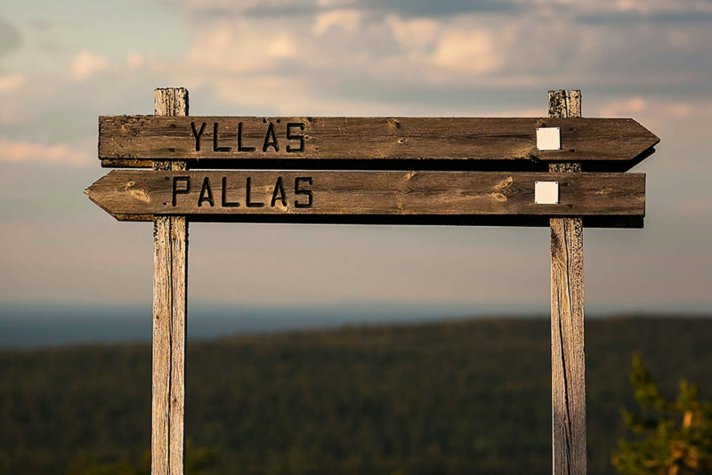 Vägskylt i trä: Ylläs, Pallas. Foto: Aapo Laiho