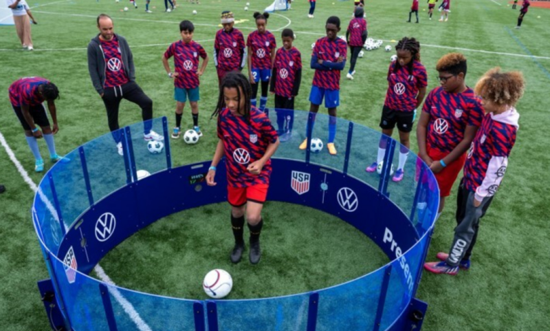 VW youth clinic series offers underserved communities soccer opportunities across the country.