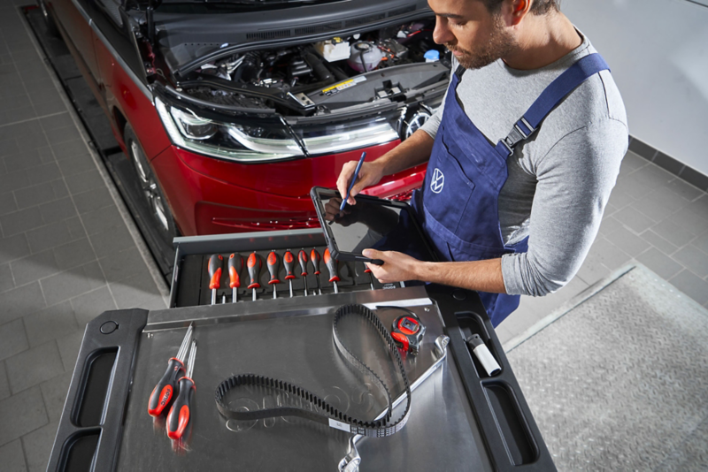 garagiste en train de faire l'entretien de votre véhicule VW