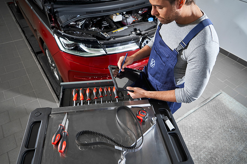 Pracownik serwisu przygotowuje się do wymiany paska rozrządu.