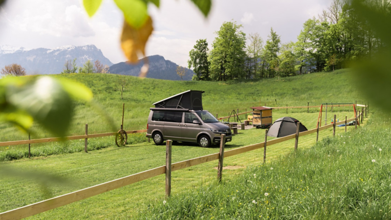 Der Camping Bus steht vor dem Camp Bergblick