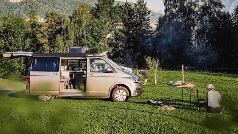 Der VW Camping Bus steht beim ersten Camp