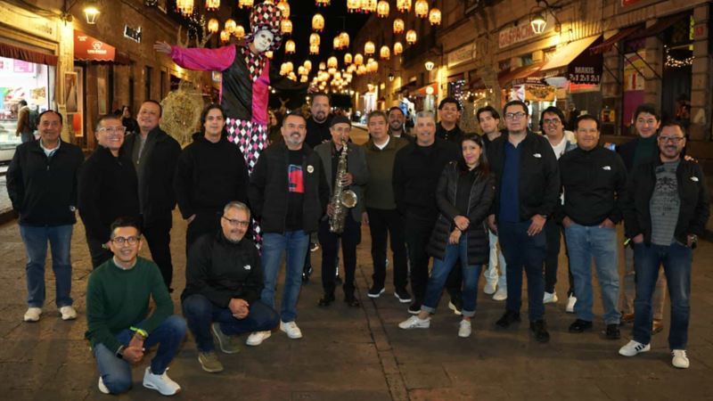 Equipo de Volkswagen e invitados a la prueba de manejo en carretera de Nuevo Taos 2025, en calle del centro de Morelia.