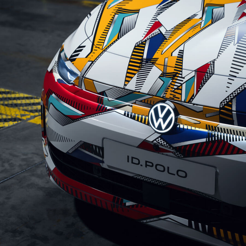 Gros plan sur la. face avant de l'ID. Polo camouflée.