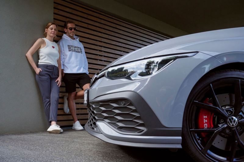 Un couple porte des produits Volkswagen Lifestyle