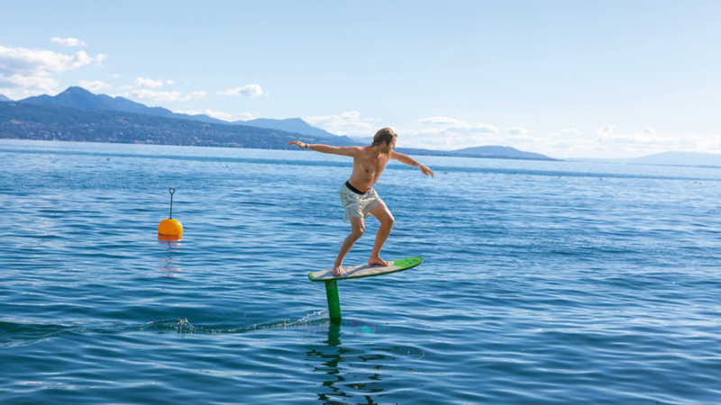 Pat Burgener en train de faire du foil-pumping sur le lac Léman