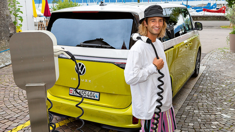 Pat Burgener avec le chargeur de son ID.Buzz