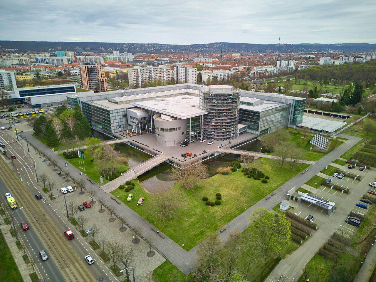 Luftbild der Gläsernen Manufaktur mit Außenanlagen und Teich
