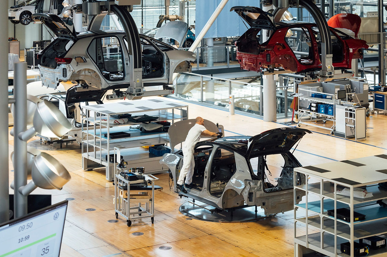 Ein Mitarbeiter baut einen ID 3 in der Gläsernen Manufaktur