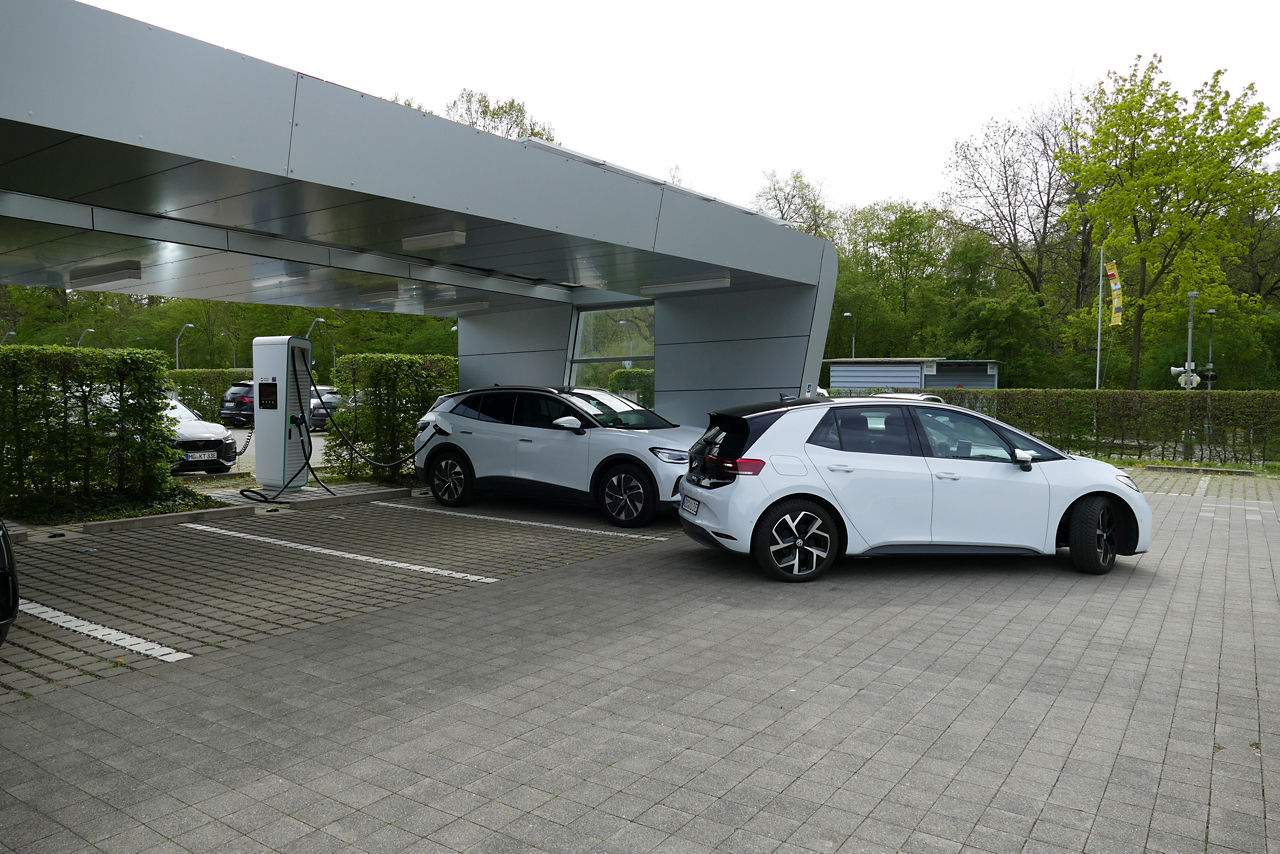 Ein ID 3 fährt in den Ladepark der Gläsernen Manufaktur von VW