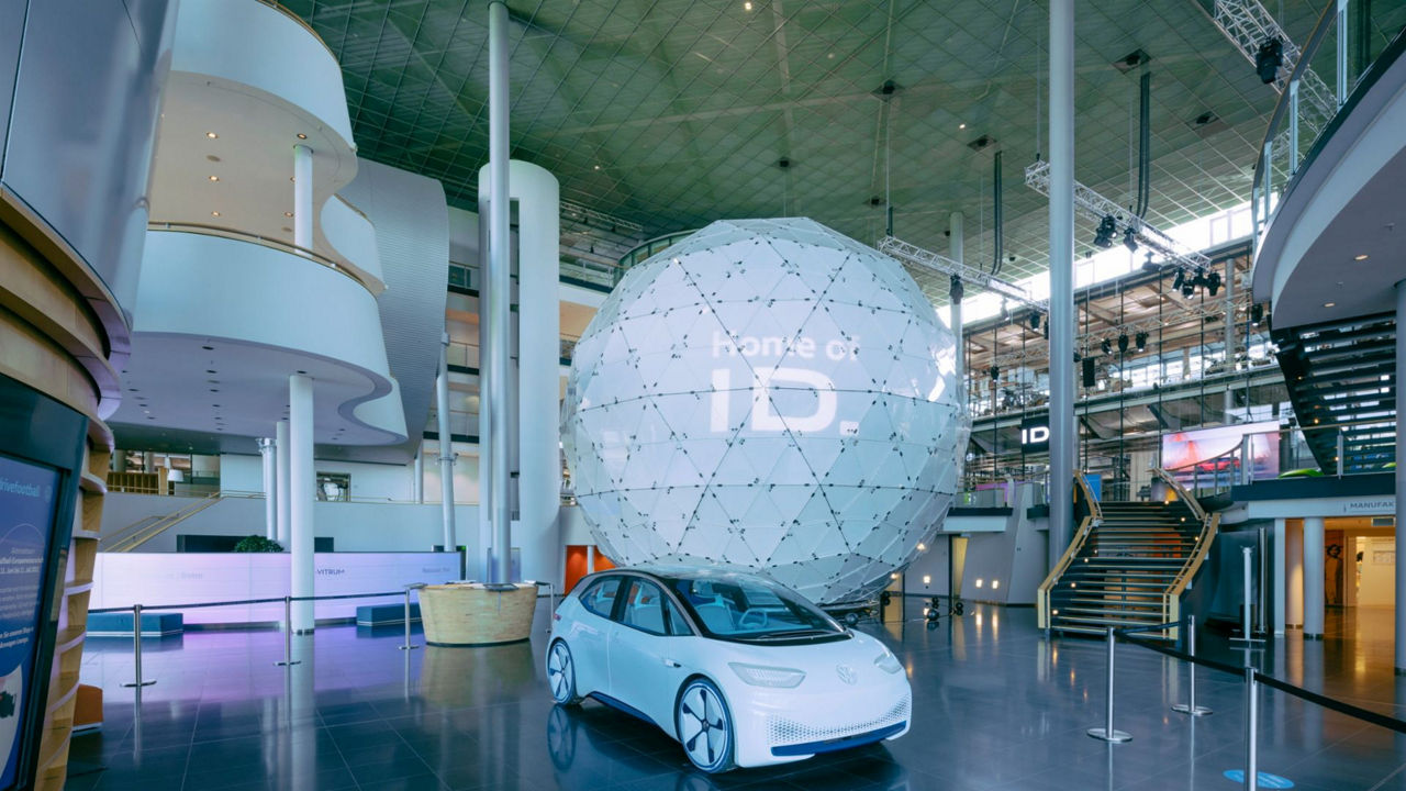 Ein ID Neo im ID Squar vor dem Kugelhaus in der Gläsernen Manufaktur von VW