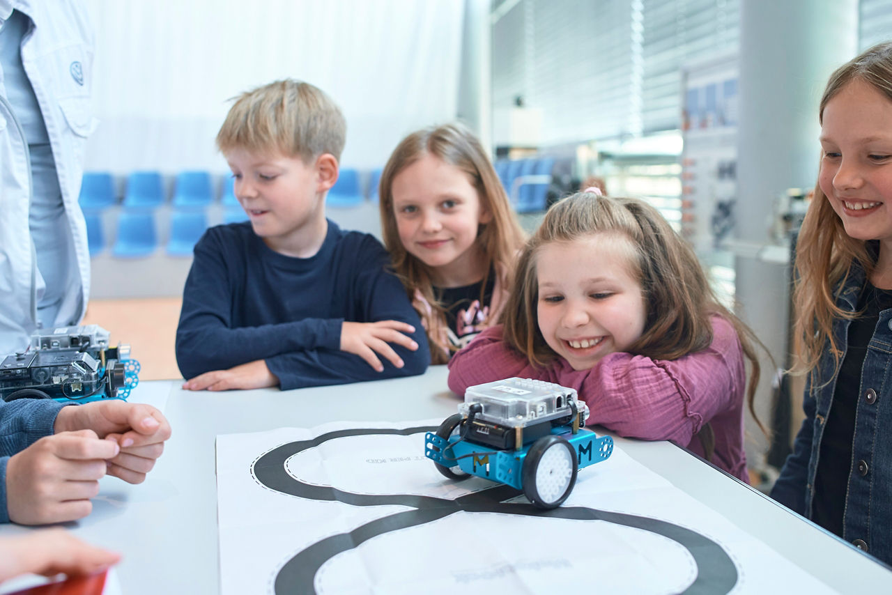 Eine Gruppe von Schülern erlebt die Funktion eines Roboters