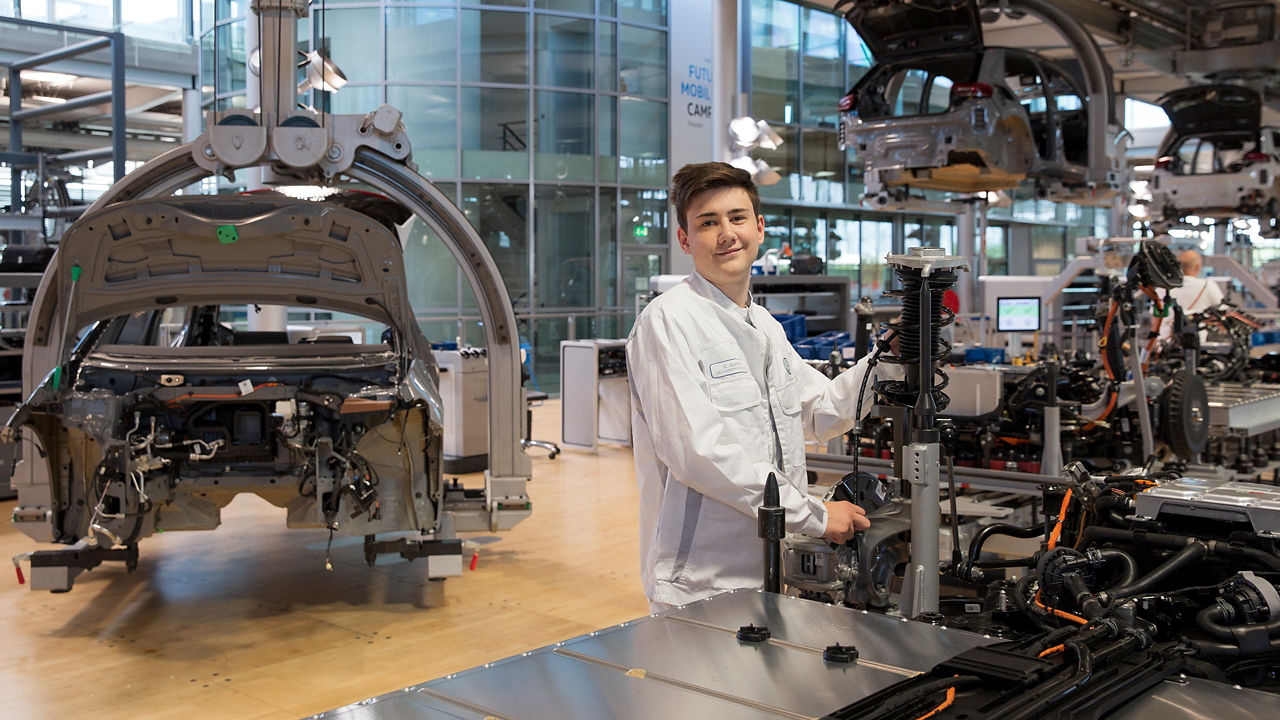 Auszubildender in der Fertigung der Gläsernen Manufaktur von VW