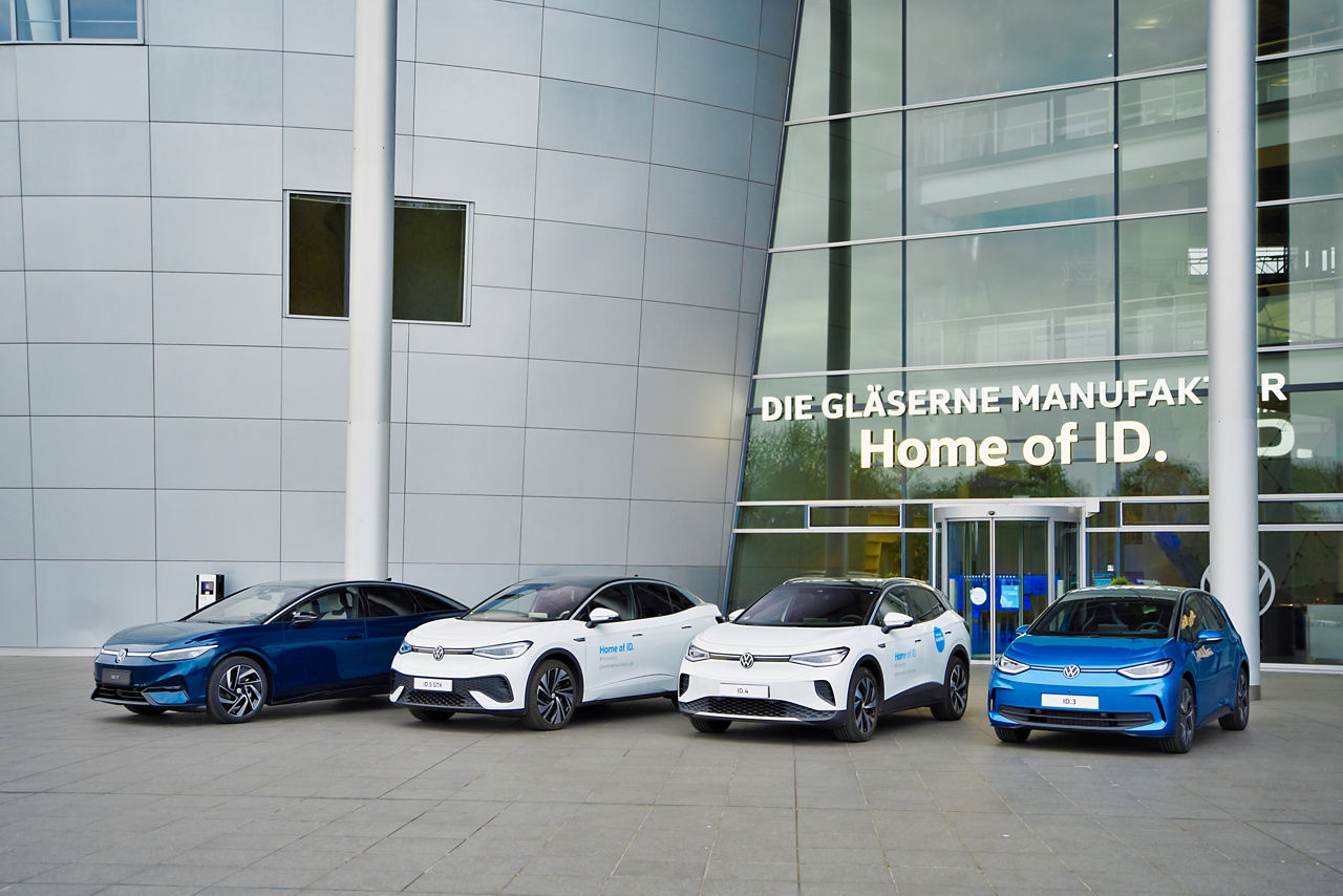  4 verschiedene ID Modelle vor dem Eingang der Gläsernen Manufaktur von VW