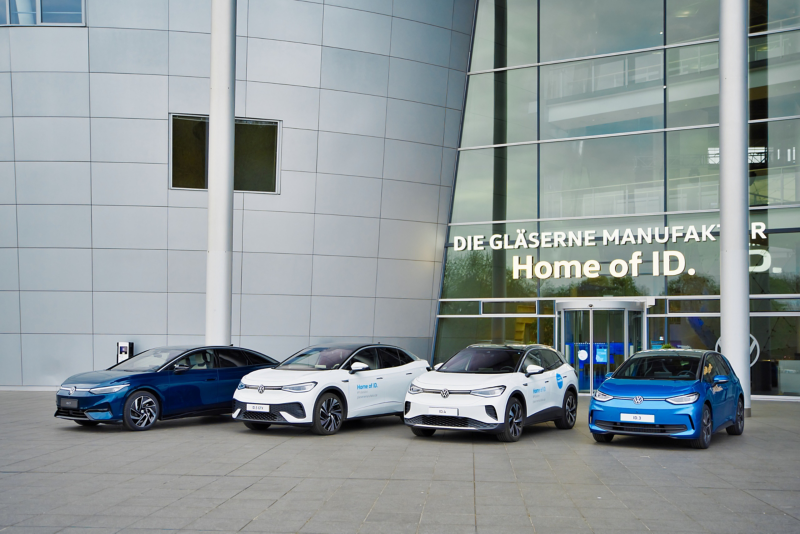  4 verschiedene ID Modelle vor dem Eingang der Gläsernen Manufaktur von VW